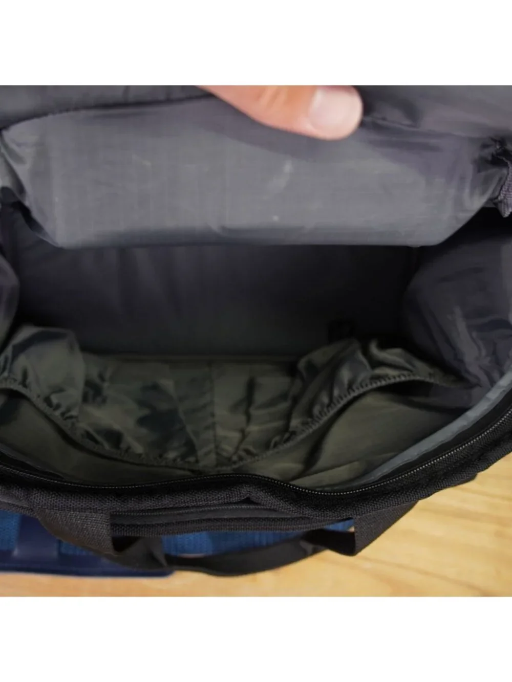 Travelpro WalkAbout Lite Rolling Tote 6413-14 Black 16” x 14” x 9” Working good